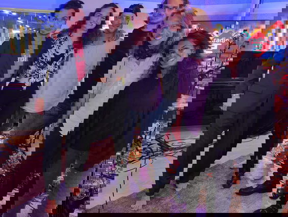 Jett Rebel speelt 'Love Right Now' live @ FraGiel