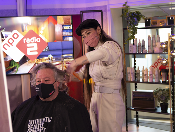 Eén van de eerste knipbeurten van Nederland live in Jan-Willem Start Op