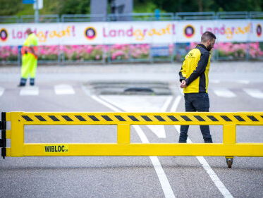 Auto rijdt in op Pinkpopbezoekers