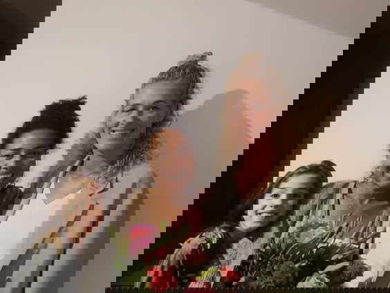 Cindy staat altijd voor haar vriendin Annemiek klaar, tijd om haar eens in het zonnetje te zetten!