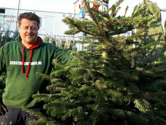 Kerstbomenverkoper John is zijn nieuwe kerstbomen nu al aan het uitzoeken