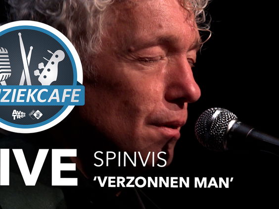 Spinvis - 'Verzonnen Man' live bij Muziekcafé
