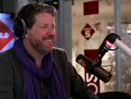 Voor welk programma Henkjan Smits kiest in de zangshowoorlog?