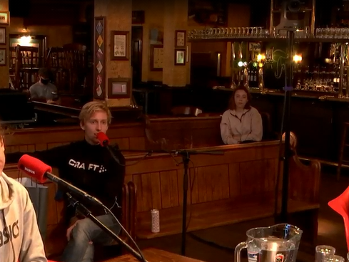 Marathonlopers Andrea Deelstra, Frank Futselaar en Bart van Nunen leggen Willemijn uit wat er zo mooi is ...