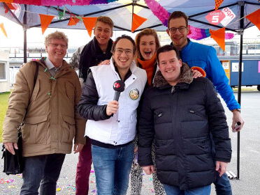 Frank houdt de stemming erin bij het stembureau