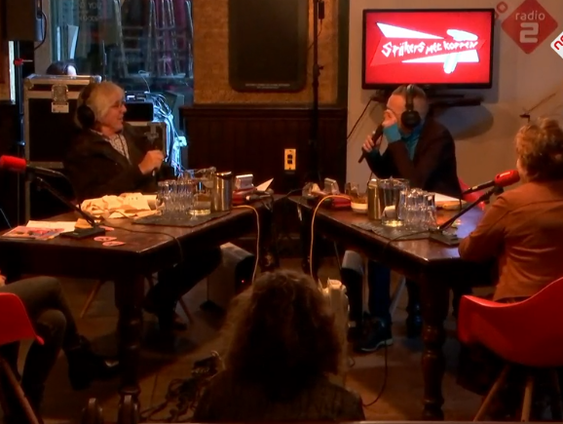 Sigrid Ivo van Stadsmuseum Almelo en Wendy Bakker van het Speelgoed Museum vechten uit wie de beste Barbi ...