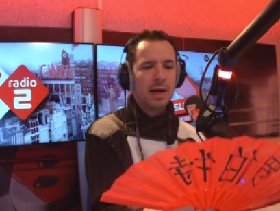 Bart krijgt een aanwijzing voor een deelnemer van Wie Is De Mol