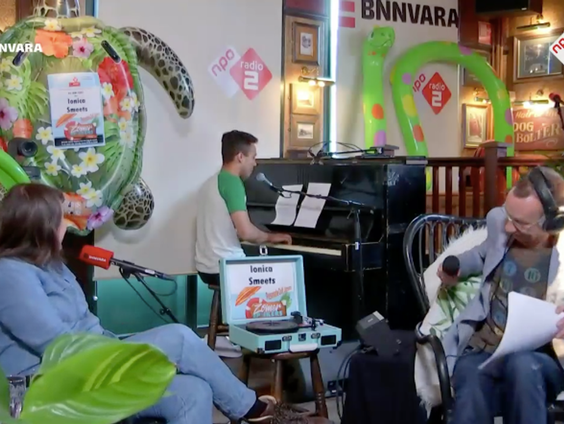 Aron Elstak bezingt Ionica Smeets in een muzikale ode vol formules, matrices en breuken