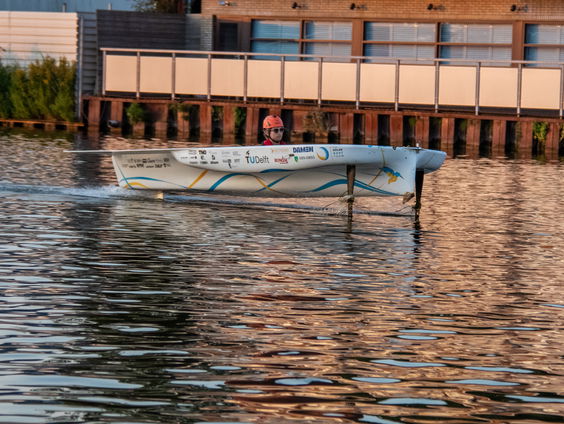 Schrik niet! Vandaag vliegt er een boot over het Ketelmeer