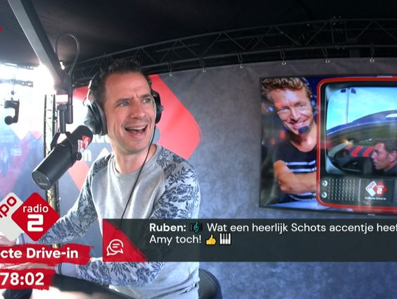 Drive-in bezoekers Jeroen en Jan-Willem staan aan de praatpaal en willen meer ABBA