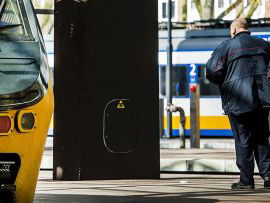 Op een snikhete dag helpt Veerle een overhitte conducteur
