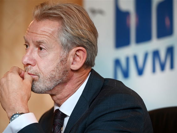 Onno Hoes: "Voor sommige huizen staan zestig kopers in de rij. De oplossing is meer bouwen."