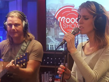 Elske DeWall - 'Omarm' live @ Roodshow Late Night