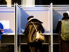 Arno Leblanc (NOS) bij stembureau