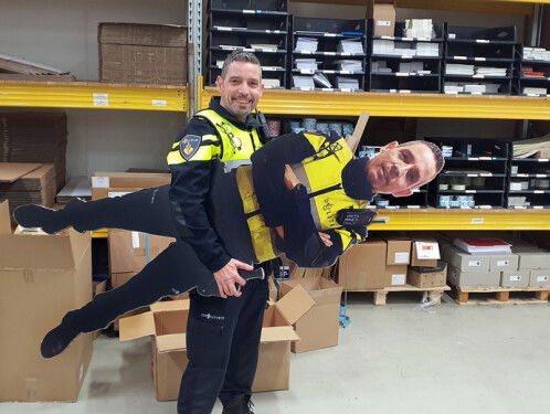 Wijkagent Alex Glijn maakte kartonnen afbeeldingen van zichzelf om winkeldieven af te schrikken