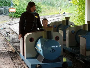 Iris hielp een jongetje in de Efteling zo goed dat ze viral ging. Daarom een staande ovatie!