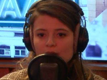 Suzy V speelt live haar eerste single 'Storm Inside'