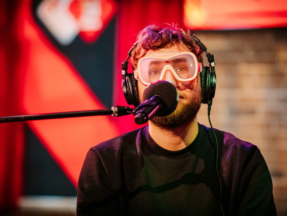 De drek douche is ontploft, maar op wie?