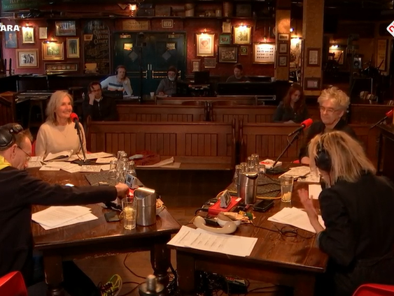 Jellie Brouwer en Jeroen Stout van het radioprogramma Kunststof vertellen over hun scheurkalender vol teg ...