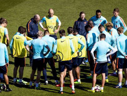 Het duurt nog 3000.000 jaar voordat een vrouw bondscoach wordt