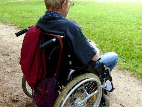 SOA: Ik zit sinds 6 maanden in een rolstoel en merk dat mensen me vaak negeren, wat nu?