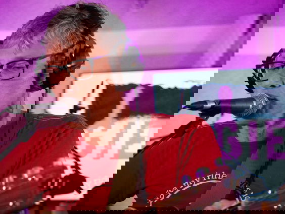 Anne Soldaat - An Angel, a Crook and a Thief | Live bij Giel