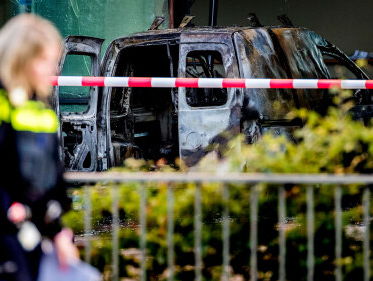 Bestelauto rijdt pui van Telegraaf in. Hoofdredacteur Paul Jansen vertelt hoe de situatie is