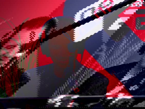 Cornald Maas assisteert Bart Arens met Songfestival-feitjes via voice app