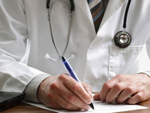 Kinderarts René Verlaak ligt in een couveuse