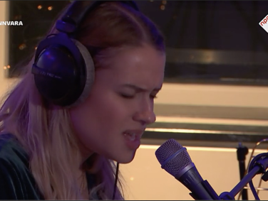 Elle Hollis in de Kerstshow