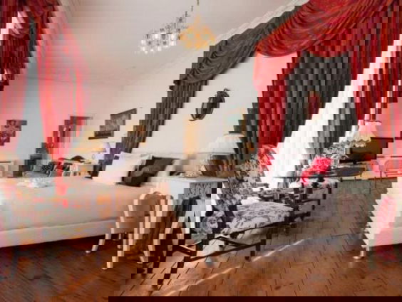 Chique hotel verwelkomt daklozen tijdens crisis