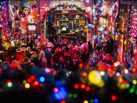 Elles verrast haar zus vanuit Saoedi-Arabië met een Top 2000 VIP-ontbijtjed