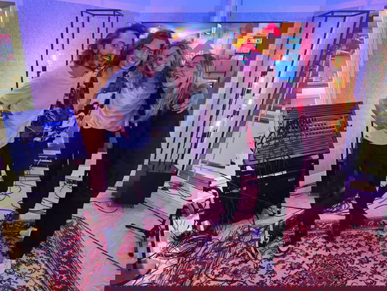 Dion Cooper en Maxine spelen 'Fire' (live @ FraGiel)