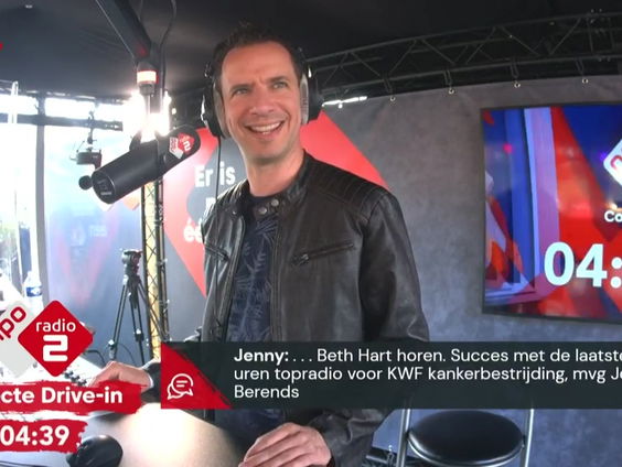 Bart belt met een ontroerde Spike. DI-RECT heeft de TopSong met ‘Color’