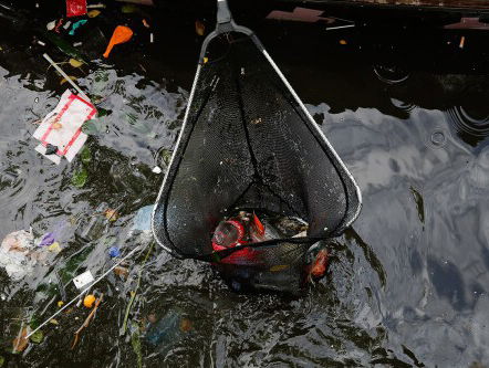 Suppers helpen opruimen na de Pride en vullen 40 vuilniszakken uit de grachten