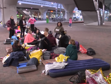Jaimie Hobo staat in de rij voor Harry Styles concert