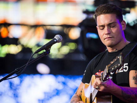 Douwe Bob speelt Pass it On tijdens actiedag 'Nederland Helpt Sint-Maarten'