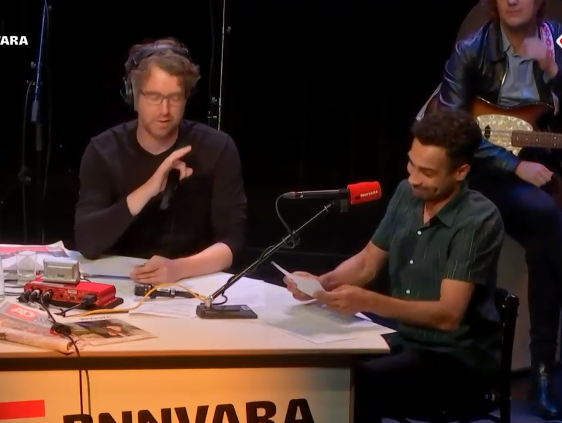 Cabaret: Aron Elstak treedt op bij de Formule 1