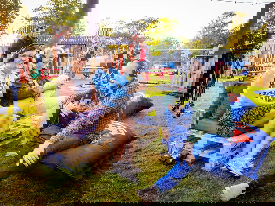 Anne-Mieke en haar vriendin Esther krijgen een privéconcert van Alain Clark