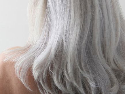 Grijs haar is even aantrekkelijk als gekleurd haar