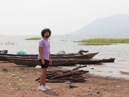 Chesron zingt over kindslaven in Ghanese visindustrie