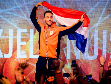 Schaatser Kjeld Nuis vraagt 'Thinking Out Loud' aan voor zijn vriendin