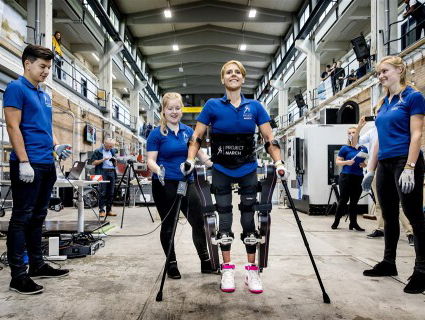 Studenten doen mee aan het WK exoskelet