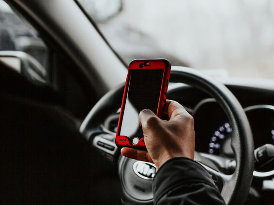 Gevaarlijk gedrag met mobieltjes tijdens het rijden neemt toe