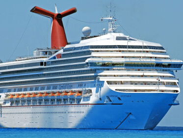 Er ligt wel een heel speciaal cruiseschip in Amsterdam!