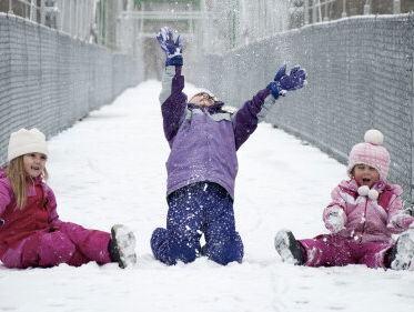 Ouders zijn te voorzichtig met hun kinderen. Gevolg: meer bange, onzekere kinderen