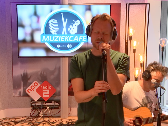 Diggy Dex - 'Gelukkig (Ben Ik Niet De Enige)' live bij Muziekcafé
