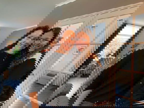 Liesbeth krijgt de sleutel van haar pleegdochters hart!