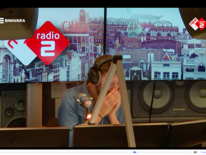 Ongelooflijk! Een niezende radiopresentator.
