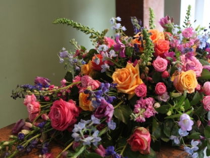 Ik word blij van bloem rouwstukken maken...contrasterend hè.